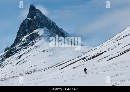 Skitourengeher Reaiddavaggi Stuor, Tal, Berg Nallo, Kebnekaisefjaell, Norrbotten, Laponie, Schweden Banque D'Images