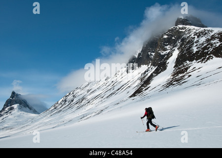 Skitourengeher Reaiddavaggi Stuor im Tal, Kebnekaisefjaell, Norrbotten, Laponie, Schweden Banque D'Images