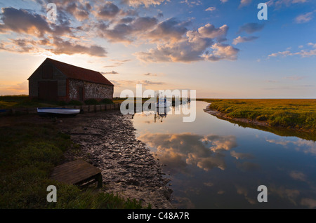 Thornham Harbour et du charbon à la tombée de la Grange sur la côte nord du comté de Norfolk. Banque D'Images