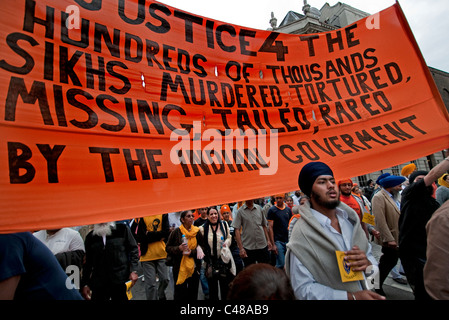 25 000 Sikhs ont défilé à Trafalgar Square pour commémorer le massacre de 1984 au Golden Temple à Amritsar, au Pendjab, dans le Nord de l'Inde Banque D'Images