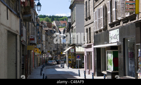 Scène de rue avec la construction traditionnelle et devantures, Bourganeuf, Creuse, France Banque D'Images