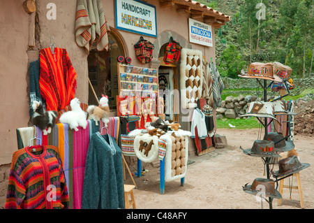 Une boutique dans le marché de Racchi plaza, le Pérou, Amérique du Sud. Banque D'Images