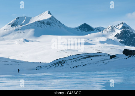 Blick vom Tal Stuor Reaiddavaggi Tjaektjatjohkkomassiv Kebnekaisefjaell, zum, Norrbotten, Laponie, Suède, skieur Banque D'Images