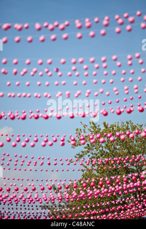 Boules rose décorant le Village gai ou le village, quartier gay de Montréal, Canada Banque D'Images