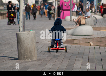 Tel Aviv est un beta + world city, aux côtés de villes comme Barcelone et San Francisco.[9] connu sous le nom de 'La Ville Qui Ne Dort Jamais", Banque D'Images