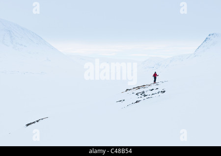 Skitourengeher Reaiddavaggi Stuor im Tal, Kebnekaisefjaell, Norrbotten, Laponie, Schweden Banque D'Images