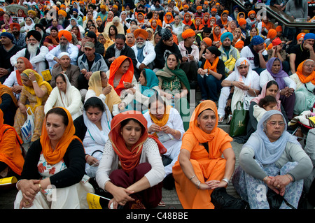 25 000 Sikhs ont défilé à Trafalgar Square pour commémorer le massacre de 1984 au Golden Temple à Amritsar, au Pendjab, dans le Nord de l'Inde Banque D'Images