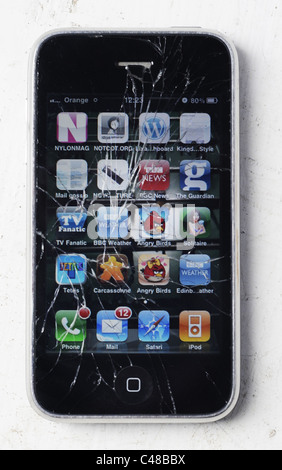 La rupture d'un iPhone avec un écran fissuré Banque D'Images