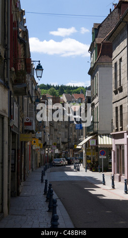 Scène de rue avec la construction traditionnelle et devantures, Bourganeuf, Creuse, France Banque D'Images