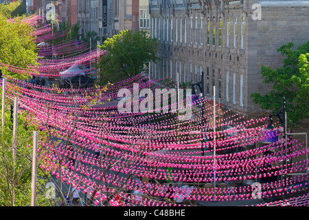 Boules rose décorant le Village gai ou le village, quartier gay de Montréal, Canada Banque D'Images