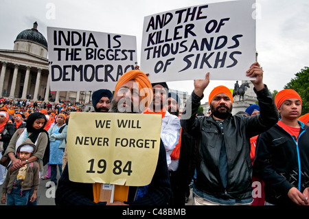 25 000 Sikhs ont défilé à Trafalgar Square pour commémorer le massacre de 1984 au Golden Temple à Amritsar, au Pendjab, dans le Nord de l'Inde Banque D'Images