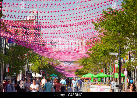 Boules rose décorant le Village gai ou le village, quartier gay de Montréal, Canada Banque D'Images