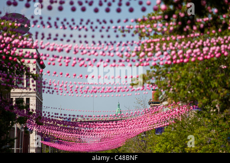 Boules rose décorant le Village gai ou le village, quartier gay de Montréal, Canada Banque D'Images