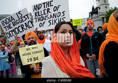 25 000 Sikhs ont défilé à Trafalgar Square pour commémorer le massacre de 1984 au Golden Temple à Amritsar, au Pendjab, dans le Nord de l'Inde Banque D'Images