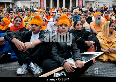 25 000 Sikhs ont défilé à Trafalgar Square pour commémorer le massacre de 1984 au Golden Temple à Amritsar, au Pendjab, dans le Nord de l'Inde Banque D'Images