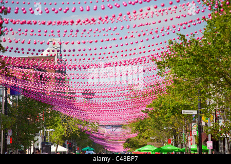 Boules rose décorant le Village gai ou le village, quartier gay de Montréal, Canada Banque D'Images