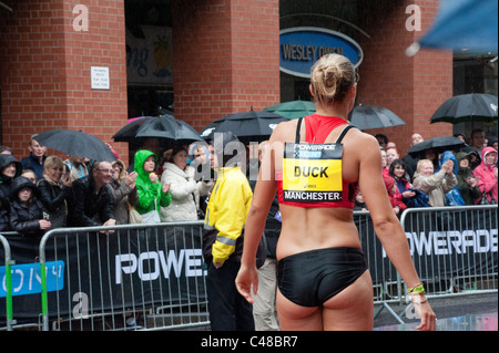 Récupérer les athlètes après l'exécution, dans une course à la grande ville de 2010 à Manchester le 15 mai 2011. Banque D'Images