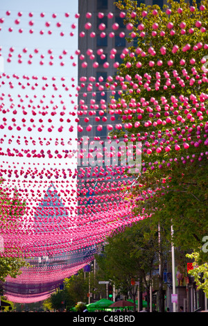 Boules rose décorant le Village gai ou le village, quartier gay de Montréal, Canada Banque D'Images