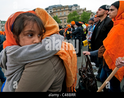 25 000 Sikhs ont défilé à Trafalgar Square pour commémorer le massacre de 1984 au Golden Temple à Amritsar, au Pendjab, dans le Nord de l'Inde Banque D'Images