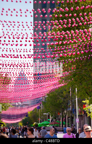 Boules rose décorant le Village gai ou le village, quartier gay de Montréal, Canada Banque D'Images