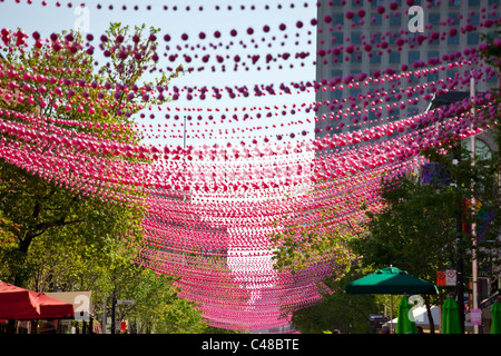 Boules rose décorant le Village gai ou le village, quartier gay de Montréal, Canada Banque D'Images