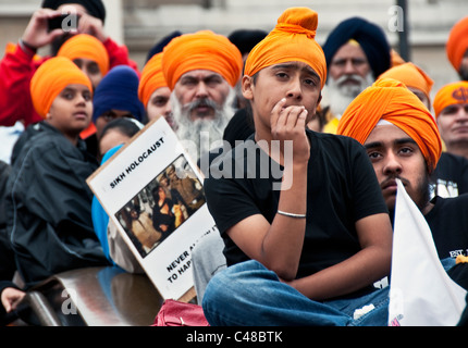 25 000 Sikhs ont défilé à Trafalgar Square pour commémorer le massacre de 1984 au Golden Temple à Amritsar, au Pendjab, dans le Nord de l'Inde Banque D'Images