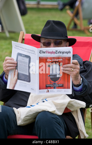 Man reading Telegraph magazine assis dans un transat au Hay Festival 2011 Banque D'Images