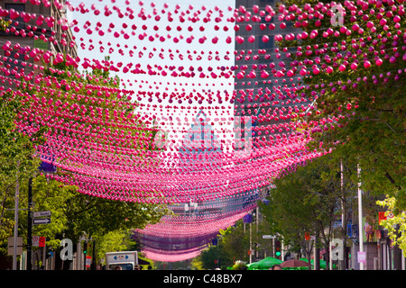 Boules rose décorant le Village gai ou le village, quartier gay de Montréal, Canada Banque D'Images