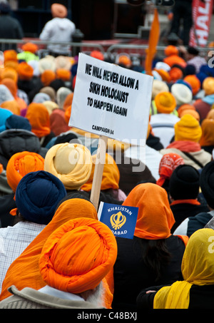 25 000 Sikhs ont défilé à Trafalgar Square pour commémorer le massacre de 1984 au Golden Temple à Amritsar, au Pendjab, dans le Nord de l'Inde Banque D'Images