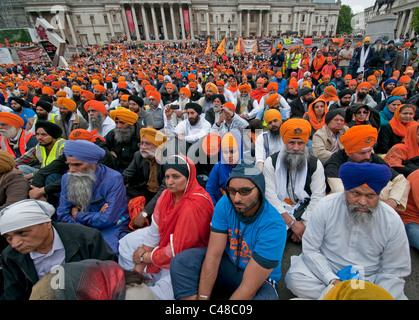 25 000 Sikhs ont défilé à Trafalgar Square pour commémorer le massacre de 1984 au Golden Temple à Amritsar, au Pendjab, dans le Nord de l'Inde Banque D'Images