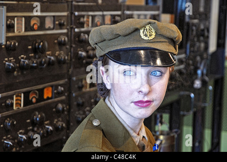Sarah Marlin en uniforme d'ATS dans le cadre d'une reconstitution faite à la galerie .au thon Le Musée National de l'informatique, Bletchley Park. Banque D'Images
