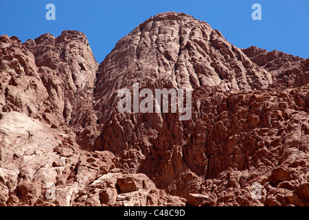 Rocky Mountain aride dans le désert du Sinaï, à côté le monastère de Sainte Catherine, au sud de la péninsule du Sinaï, Égypte Banque D'Images