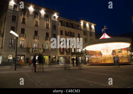 La place Piazza Volta la nuit. Como sur le lac de Côme. La Lombardie. L'Italie. Banque D'Images