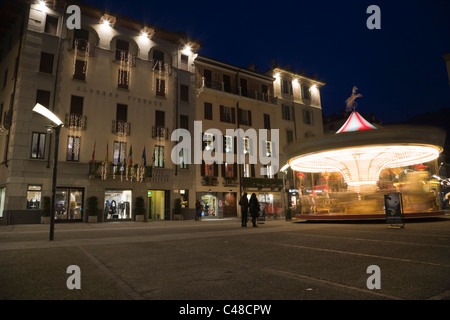 La place Piazza Volta la nuit. Como sur le lac de Côme. La Lombardie. L'Italie. Banque D'Images