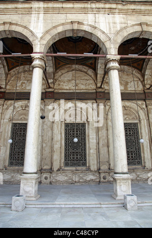 Arch dans la cour de la mosquée de Mohammed Ali Pasha ou Mosquée d'Albâtre dans la Citadelle du Caire, Le Caire, Egypte Banque D'Images