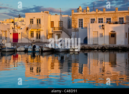 La fin de l'après-midi dans le port de Naoussa, Paros, Cyclades, les îles grecques, bateaux de pêche traditionnels, vieux port vénitien. Banque D'Images