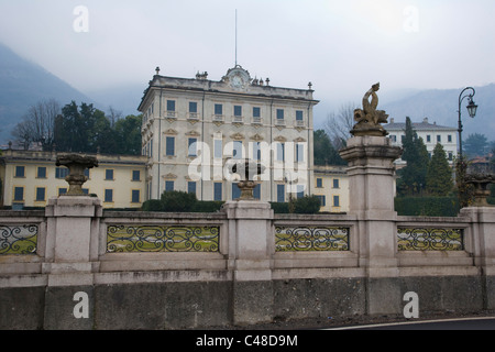 Un grand bâtiment agricole à Tremezzo Lac de Côme. L'hiver. La Lombardie. L'Italie. Banque D'Images