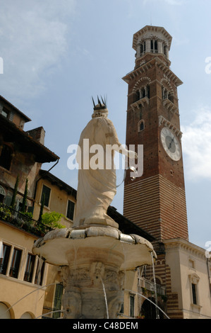 Fontana di Piazza della Erbe et la Torre dei Lamberti dans Piazza della Erbe à Vérone Banque D'Images