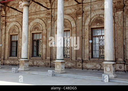 Cour intérieure de la mosquée de Mohammed Ali Pasha ou Mosquée d'Albâtre dans la Citadelle du Caire, Le Caire, Egypte Banque D'Images