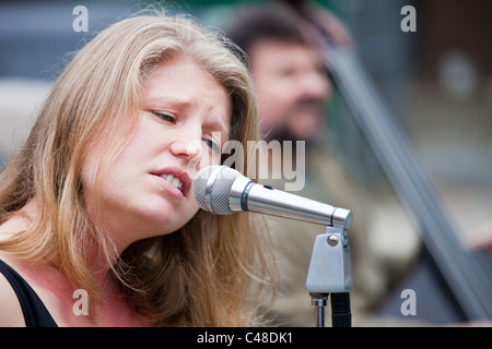 La chanteuse Kristin Callahan le chant jazz à Washington DC Banque D'Images