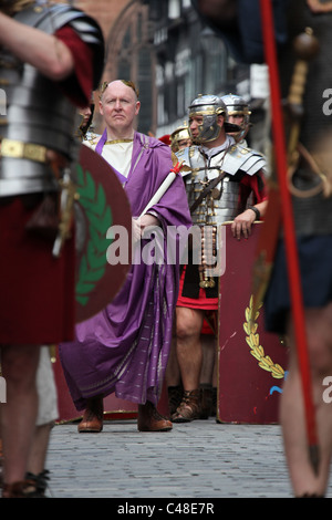 Ville de Chester, en Angleterre. Empereur romain diriger des soldats et des centurions à travers les rues de Chester. Banque D'Images