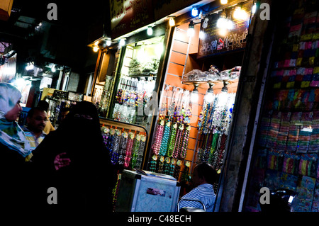 Scènes de marché au Caire, Égypte. Une femme voilée marchant à travers une étroite rue du marché. Banque D'Images