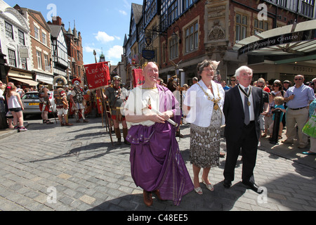 Ville de Chester, en Angleterre. Dignitaires civiques à la tête d'une armée romaine parade dans les rues de Chester. Banque D'Images