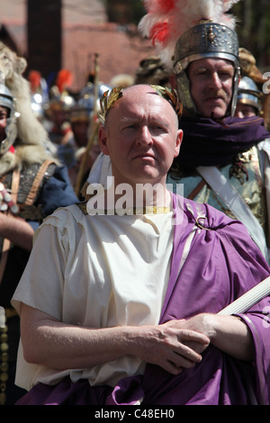 Ville de Chester, en Angleterre. Empereur romain diriger des soldats et des centurions à travers les rues de Chester. Banque D'Images