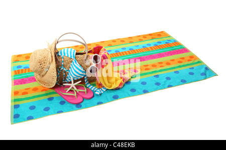 Accessoires de plage avec piscine,chapeau de paille,lunettes de soleil,châle et tongs sur fond blanc. Banque D'Images
