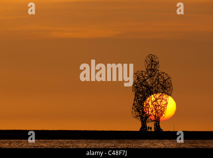 Antony Gormley exposition au coucher du soleil vue sur le lac Ijsselmeer Lelystad à Flevoland, pays-Bas. Sir Anthony Gormly sculpture. Banque D'Images