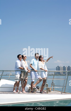 Les amis s'amusant sur un yacht Banque D'Images