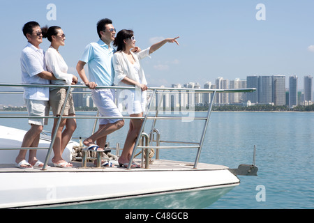 Les amis s'amusant sur un yacht Banque D'Images