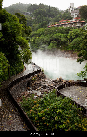 La vapeur s'élève de la vallée géothermique de Beitou, Taiwan, le 26 octobre 2010. Banque D'Images