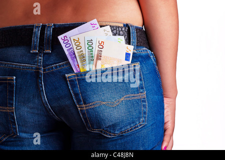 Les filles montre un peu d'argent à l'intérieur de sa poche arrière de Jeans Banque D'Images